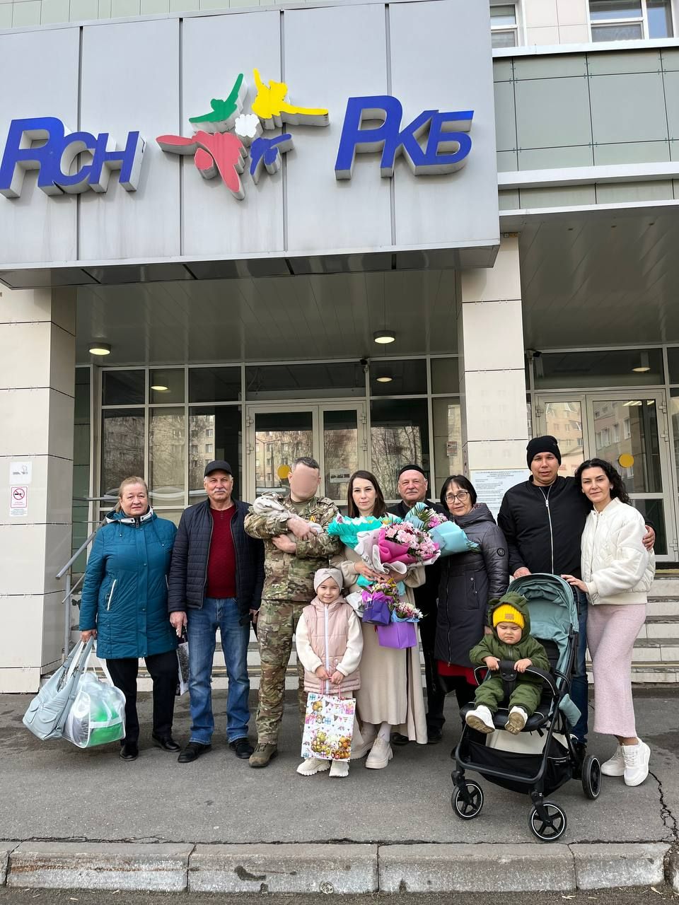 Участник СВО из Куюков встретил жену с сыном из роддома