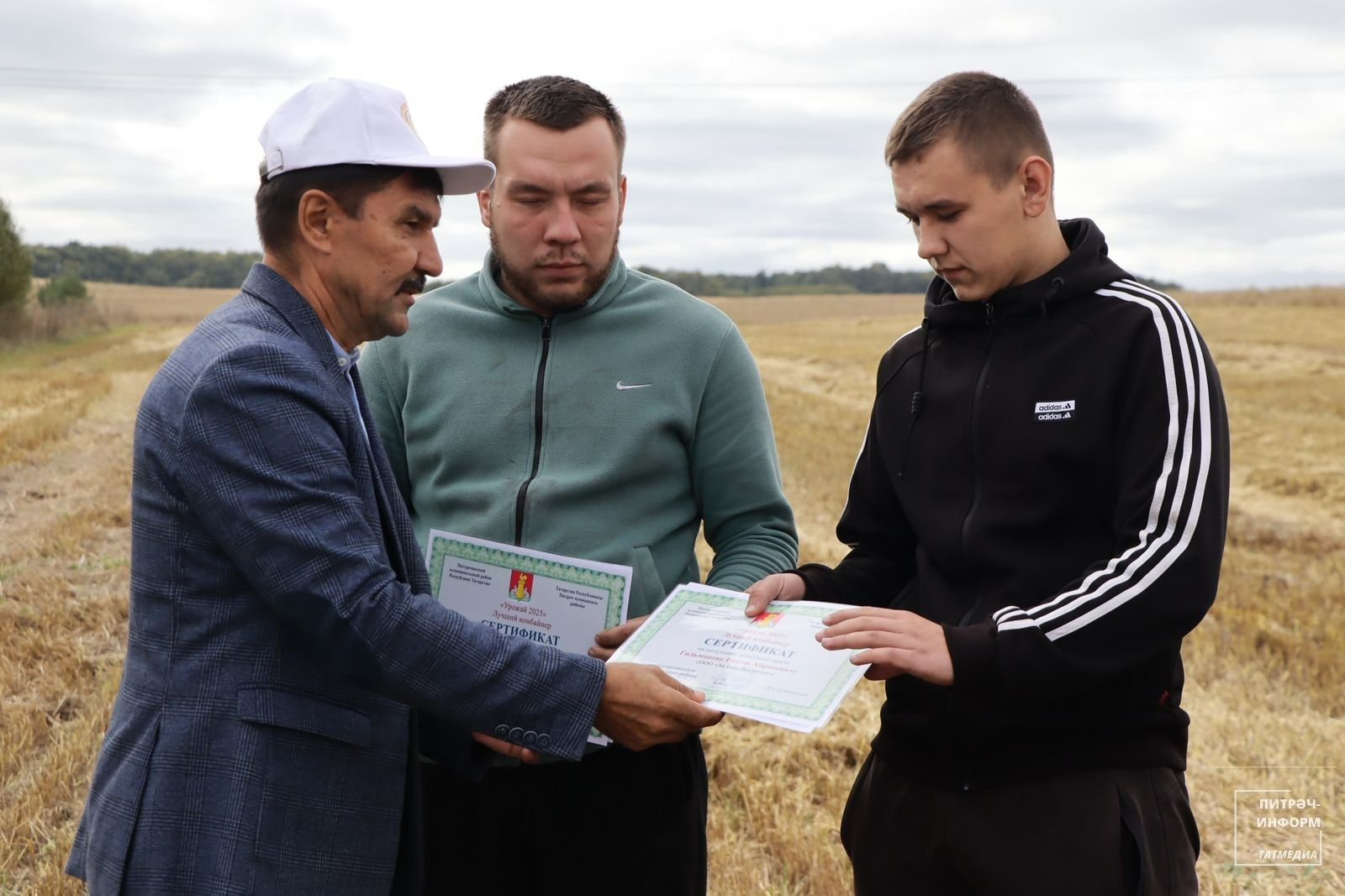 «Ак барс-Питрәч»нең 10 аграриен бүләкләделәр