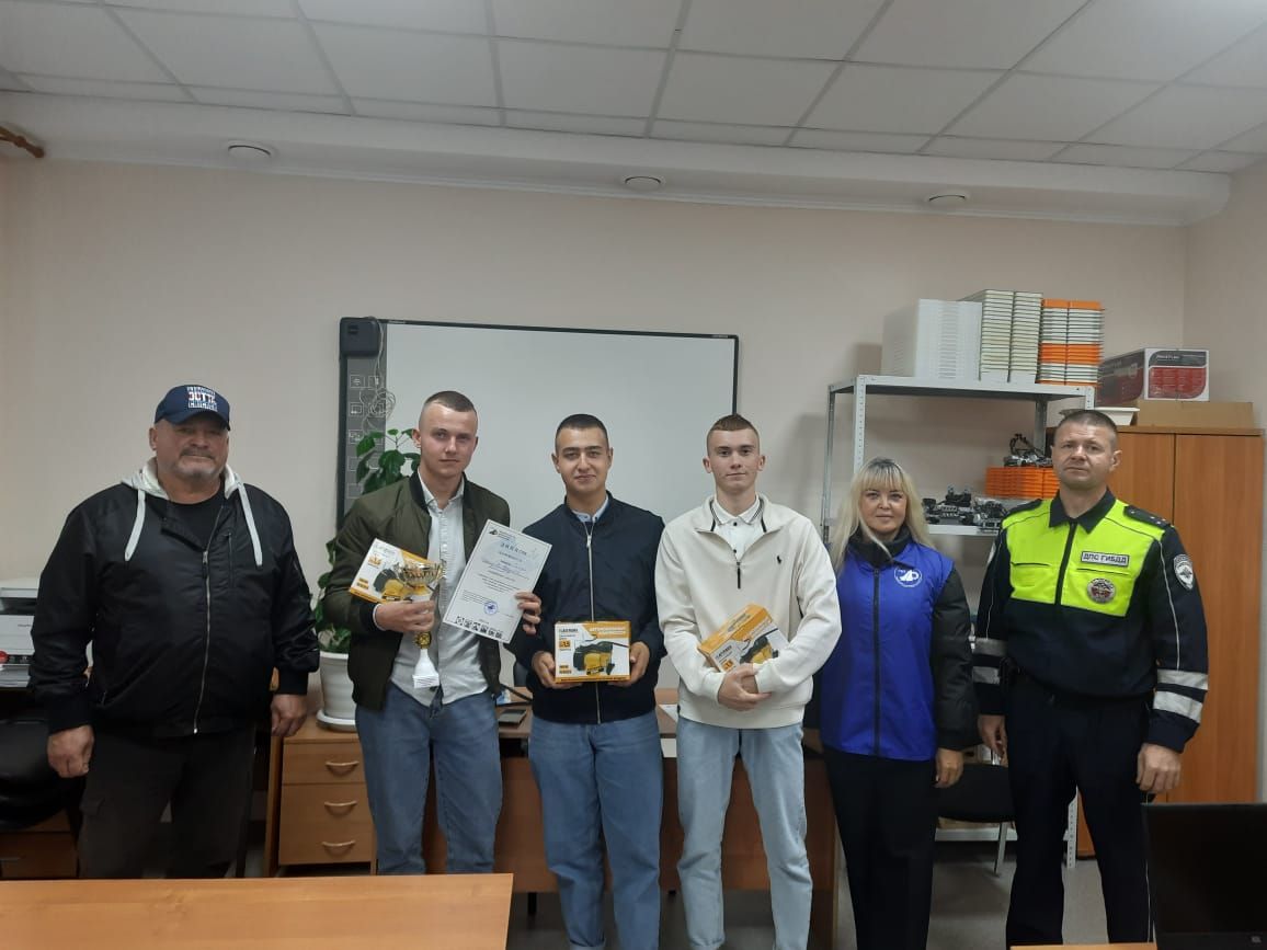 Питрәчлеләр юл йөрү кагыйдәләрен белүдә һәм машина йөртү осталыгында ярыштылар