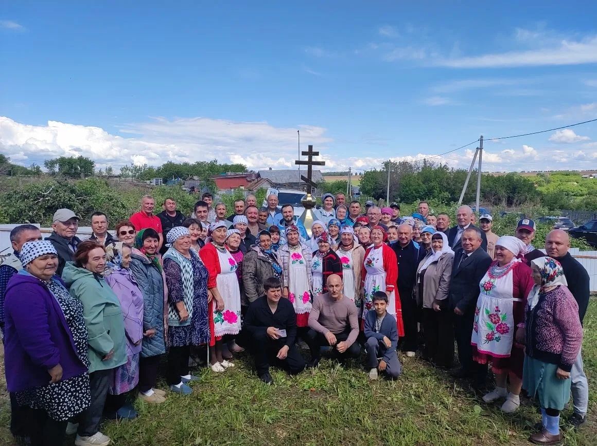 В селе Ковали установили накупольный крест на восстанавливаемый храм