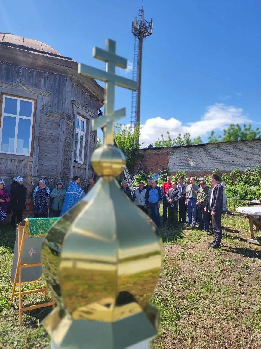 В селе Ковали установили накупольный крест на восстанавливаемый храм