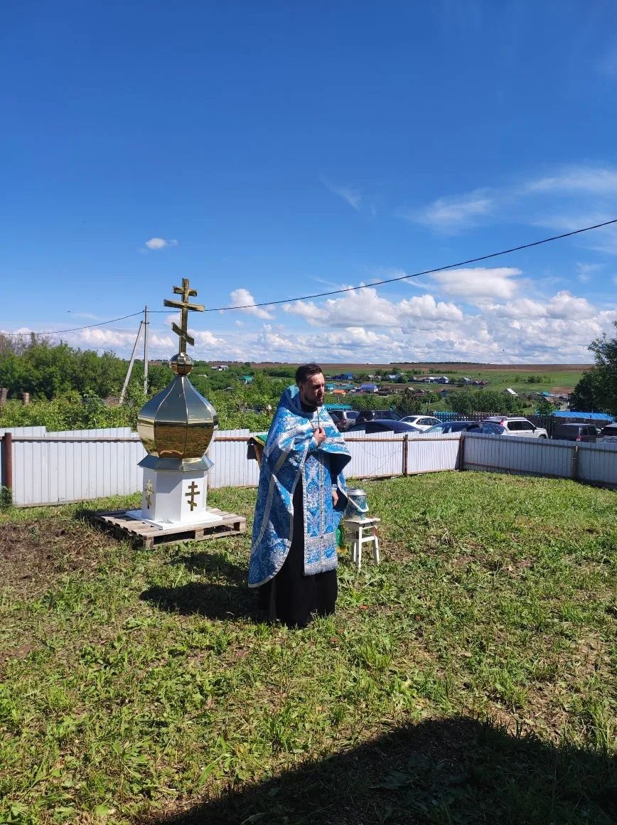 В селе Ковали установили накупольный крест на восстанавливаемый храм