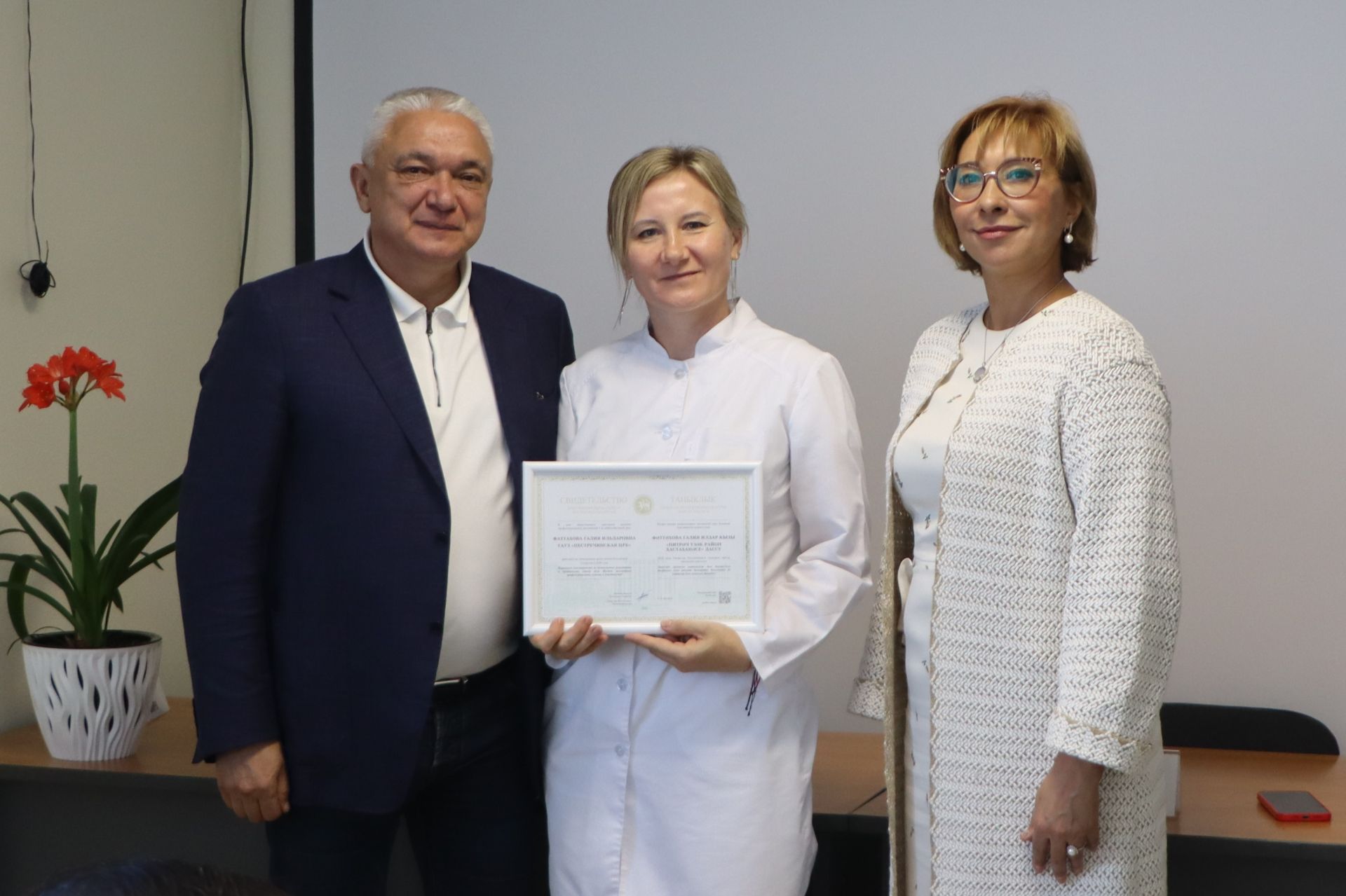 Район үзәк хастаханәсендә ТР Электрон мактау тактасы лауреатларына таныклыклар тапшырдылар