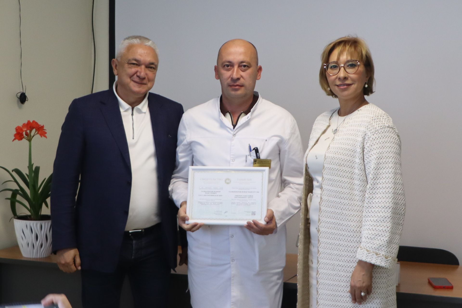 Район үзәк хастаханәсендә ТР Электрон мактау тактасы лауреатларына таныклыклар тапшырдылар