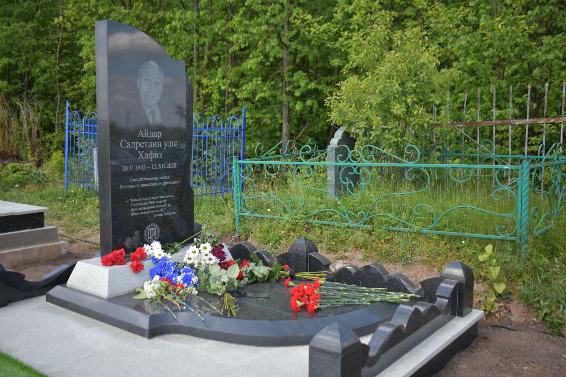 Установка памятника на могиле Айдара Хафизова