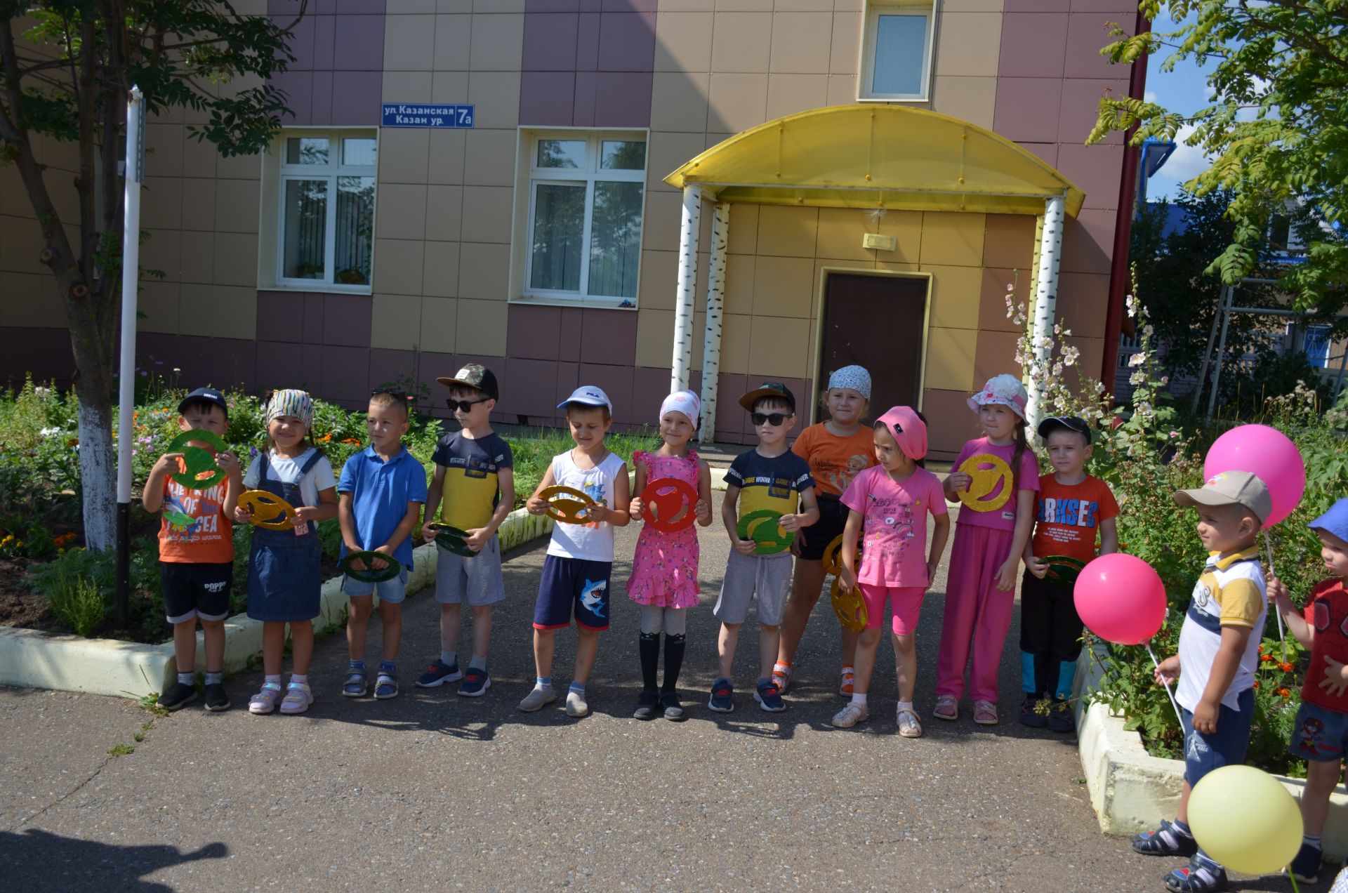 В детском саду «Каенкай» отметили День рождения светофора