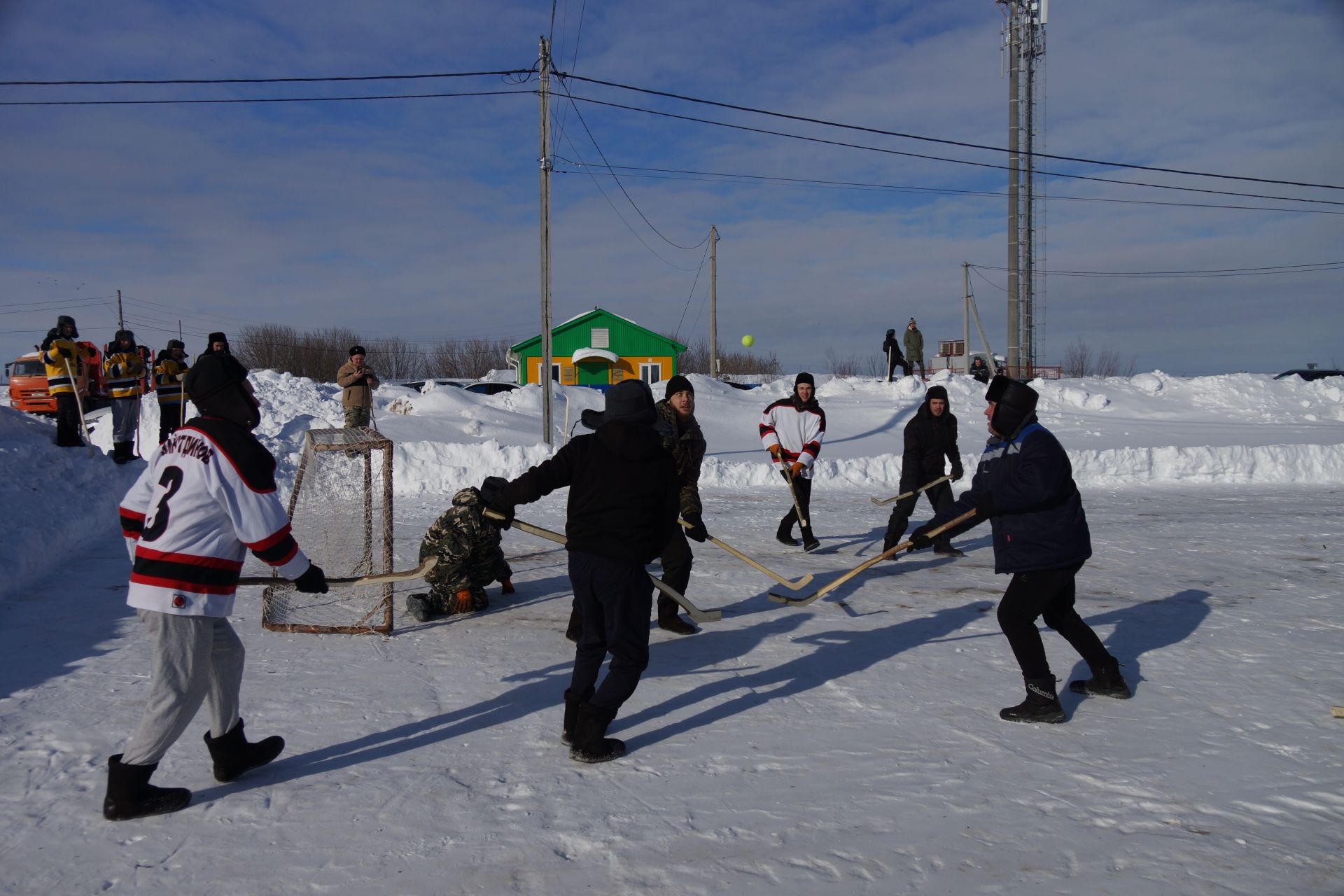 Турнир по хоккею в валенках в селе Шали