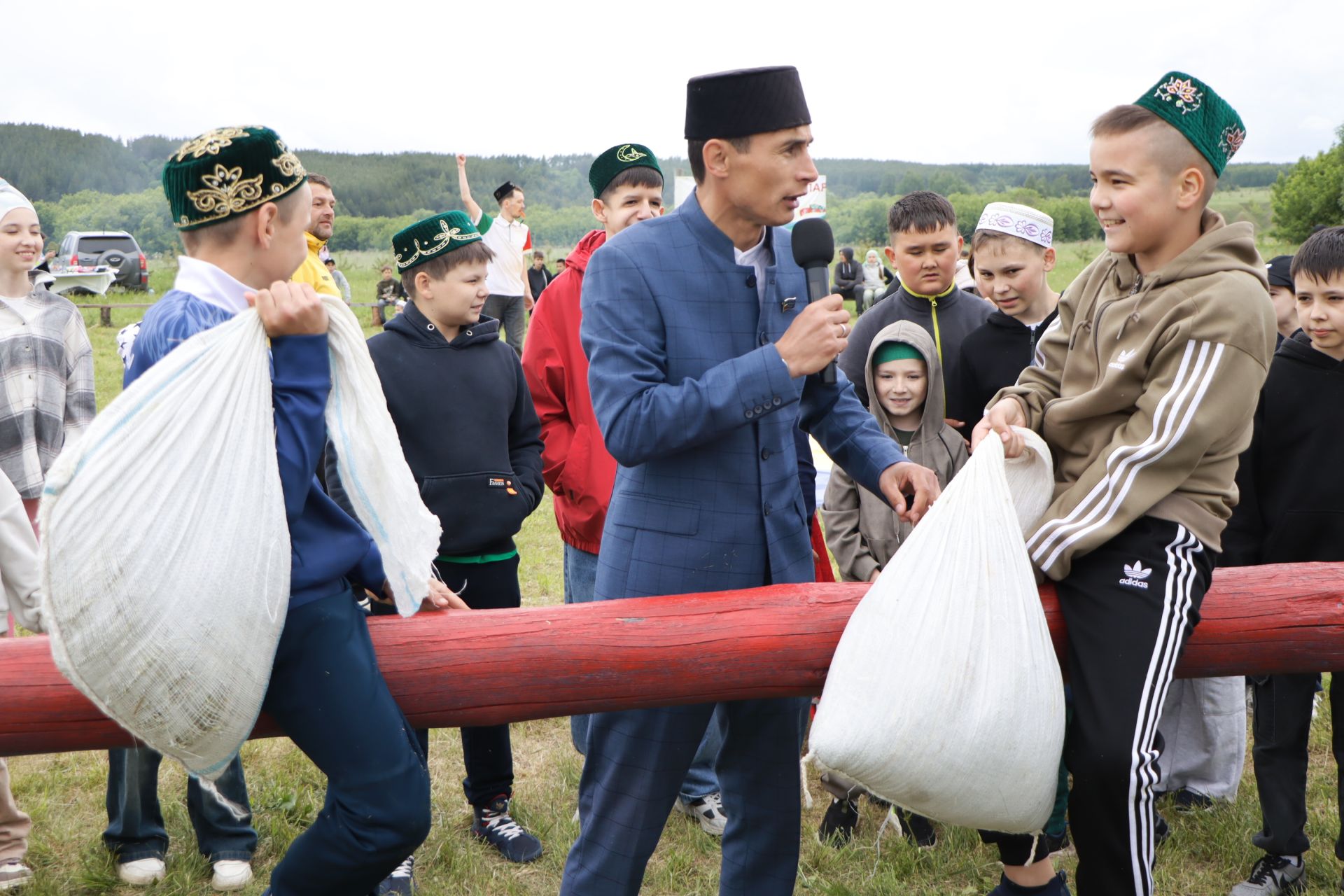 Чытыда мөселман балалар Сабантуе