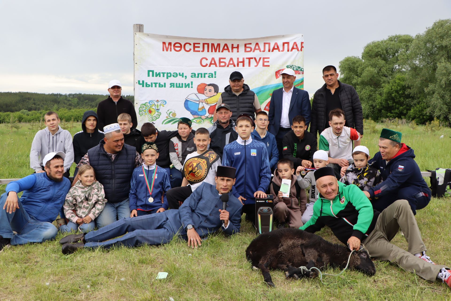 Чытыда мөселман балалар Сабантуе