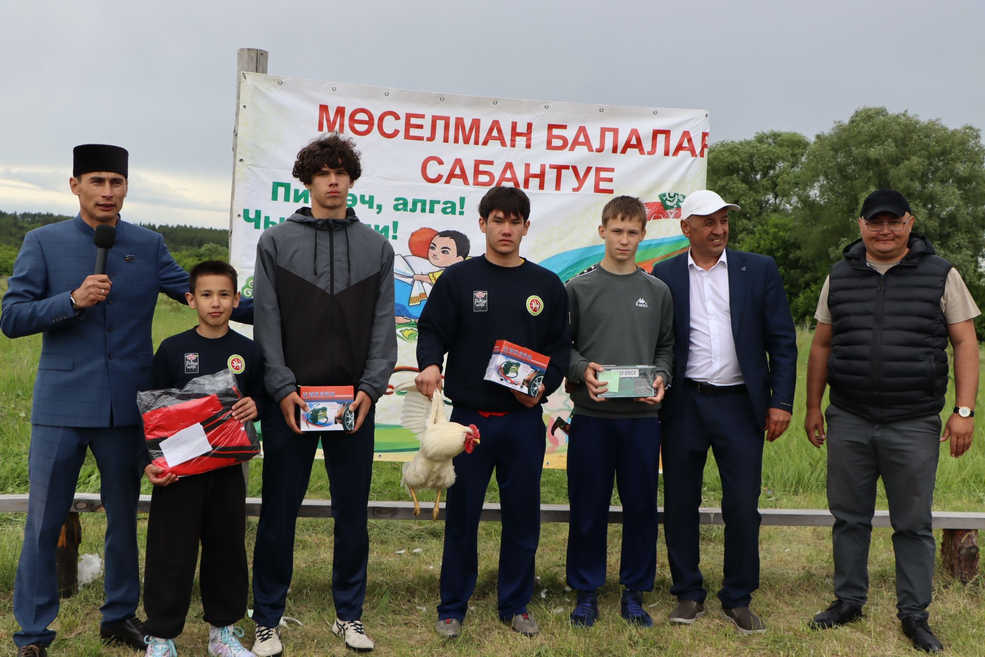 Чытыда мөселман балалар Сабантуе