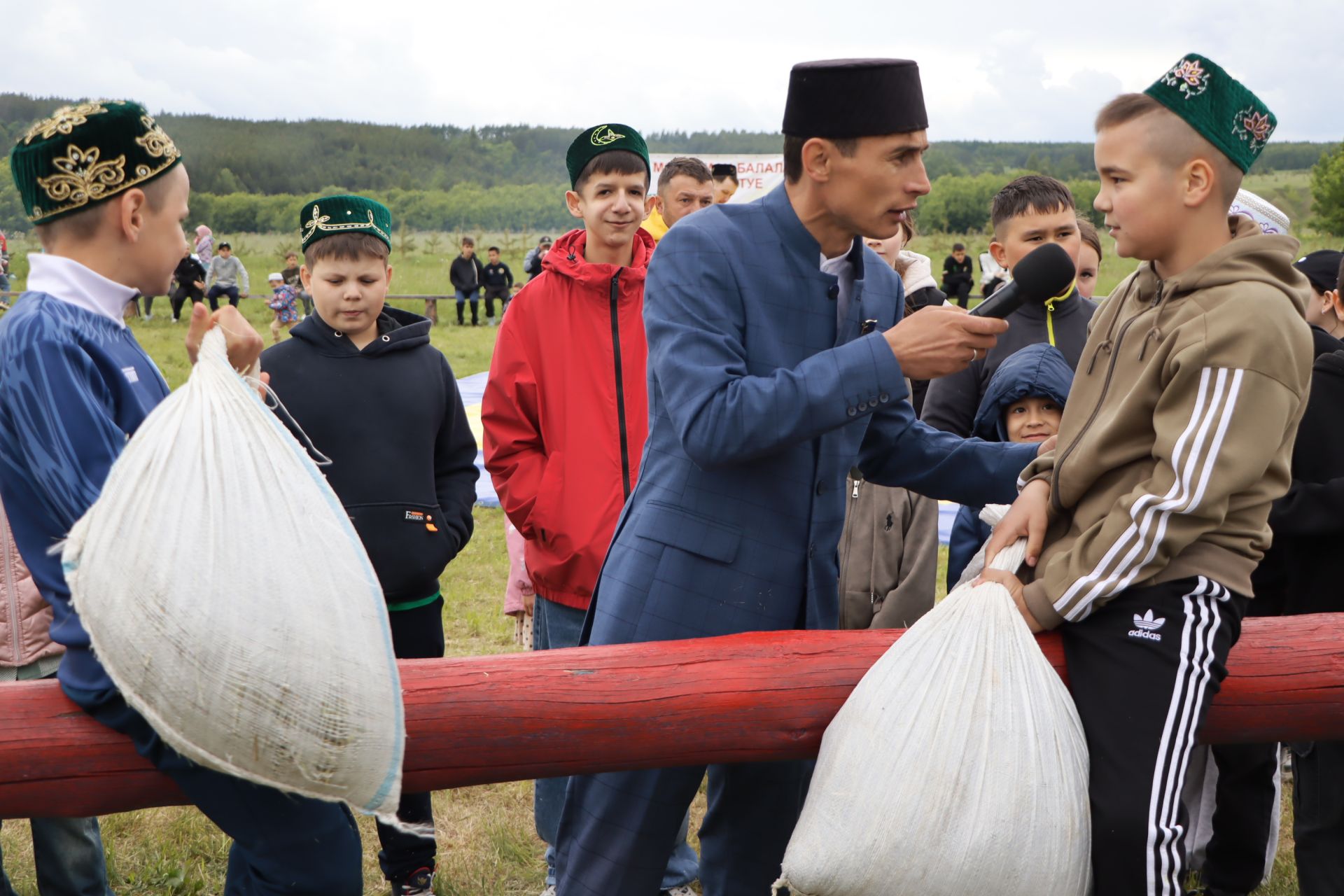Чытыда мөселман балалар Сабантуе