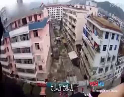 Муж за волосы удержал жену во время падения с 20-метровой высоты (Видео)
