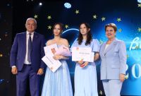 Районның иң яхшы чыгарылыш укучыларына акчалата сертификатлар тапшырылды