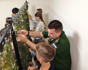 Военком Пестречинского района показал, как правильно плести маскировочные сети