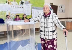 90-летняя жительница деревни Иске-Юрт пришла на выборы