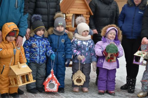 Во дворе пестречинского детского сада «Каенкай» повесили кормушки для птиц