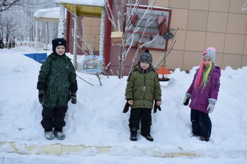 Во дворе пестречинского детского сада «Каенкай» повесили кормушки для птиц