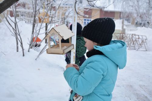 Во дворе пестречинского детского сада «Каенкай» повесили кормушки для птиц