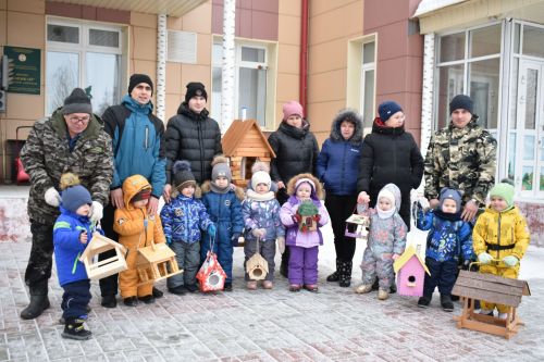 Питрәчнең “Каенкай” балалар бакчасы янындагы агачларга җимлек элеп куйдылар