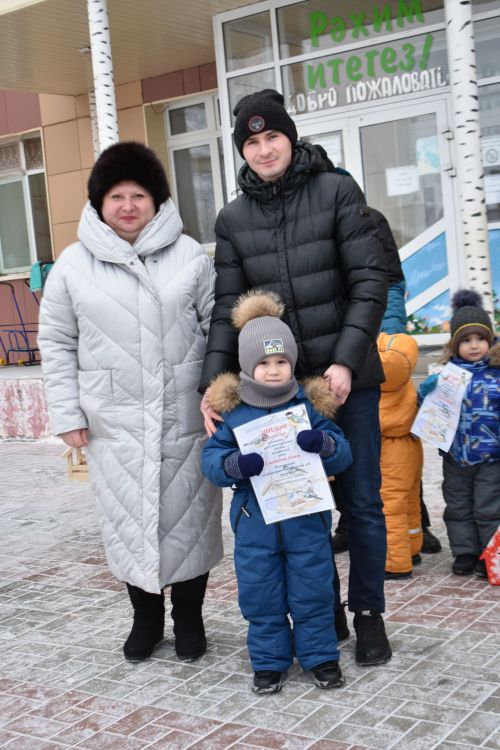 Во дворе пестречинского детского сада «Каенкай» повесили кормушки для птиц