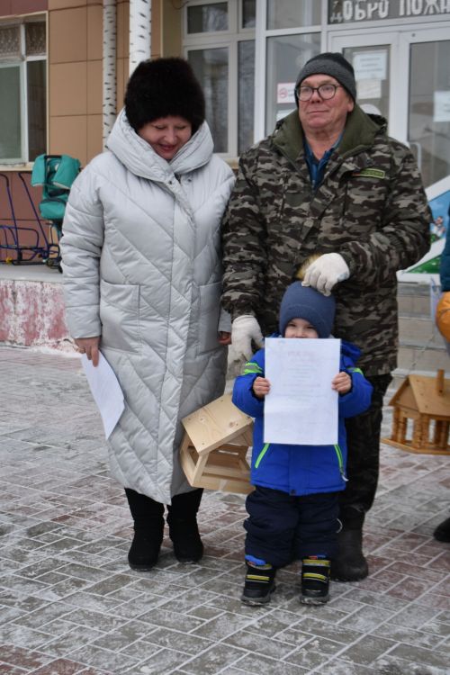 Во дворе пестречинского детского сада «Каенкай» повесили кормушки для птиц