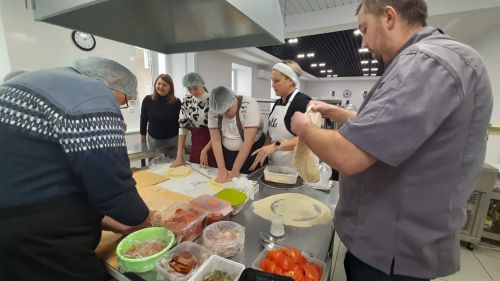 Люди с ОВЗ приготовили пиццу на мастер-классе в Пестрецах