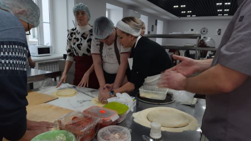 Люди с ОВЗ приготовили пиццу на мастер-классе в Пестрецах