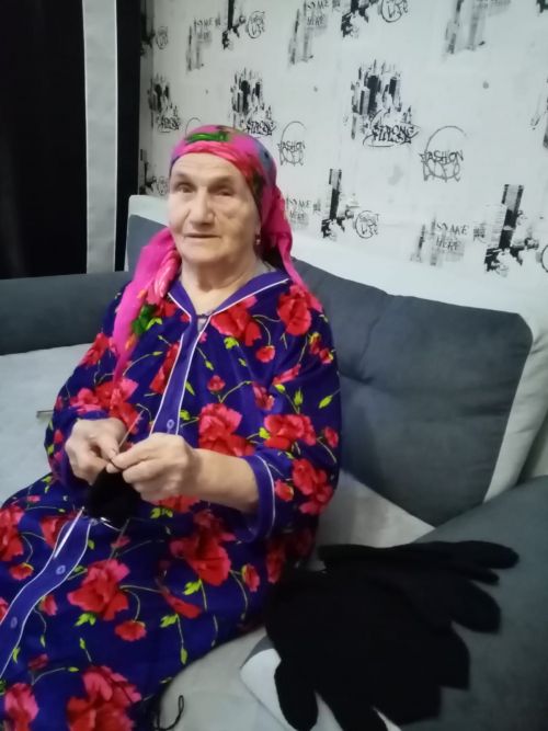 В Пестрецах бабушка вяжет для мобилизованных варежки