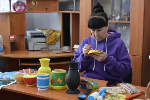 Кәвәллеләр маскировка челтәрләре, окоп шәмнәре ясыйлар һәм йон оекбашлар бәйлиләр