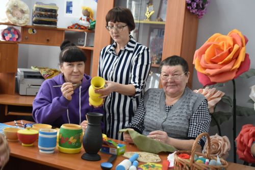 Кәвәллеләр маскировка челтәрләре, окоп шәмнәре ясыйлар һәм йон оекбашлар бәйлиләр