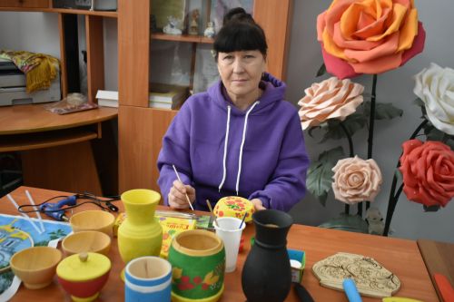 Кәвәллеләр маскировка челтәрләре, окоп шәмнәре ясыйлар һәм йон оекбашлар бәйлиләр