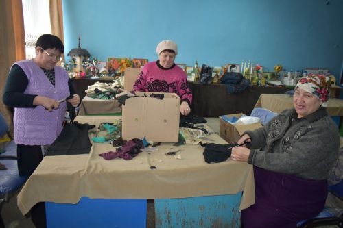 Кәвәллеләр маскировка челтәрләре, окоп шәмнәре ясыйлар һәм йон оекбашлар бәйлиләр