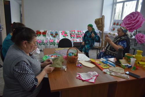 Кәвәллеләр маскировка челтәрләре, окоп шәмнәре ясыйлар һәм йон оекбашлар бәйлиләр