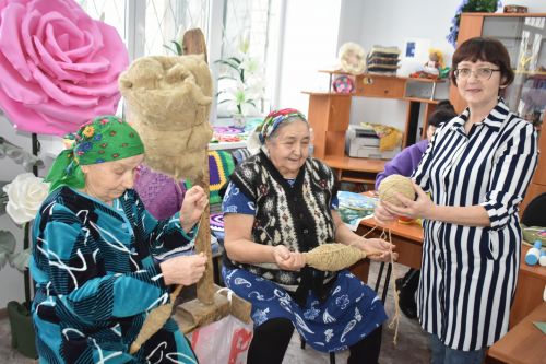 Кәвәллеләр маскировка челтәрләре, окоп шәмнәре ясыйлар һәм йон оекбашлар бәйлиләр