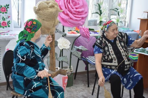 Кәвәллеләр маскировка челтәрләре, окоп шәмнәре ясыйлар һәм йон оекбашлар бәйлиләр