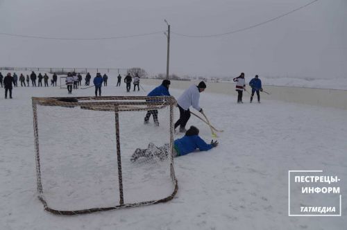 В селе Шали прошел турнир по хоккею в валенках