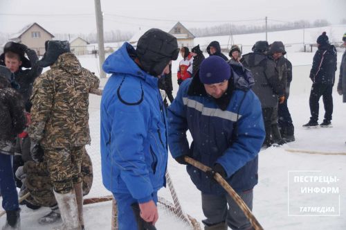 В селе Шали прошел турнир по хоккею в валенках
