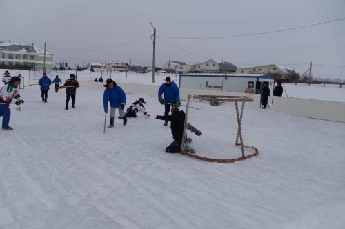 В селе Шали прошел турнир по хоккею в валенках