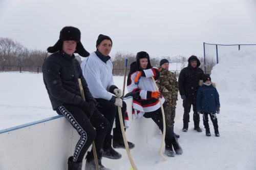 В селе Шали прошел турнир по хоккею в валенках