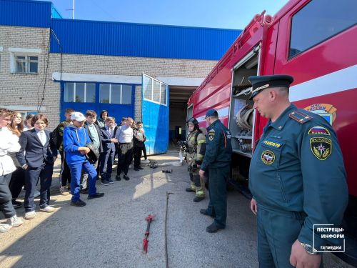 Пестречинские огнеборцы рассказали детям о своей работе