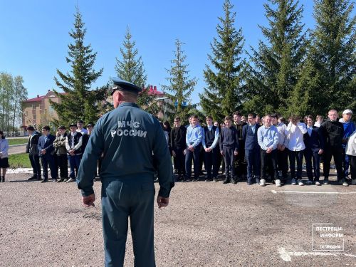 Пестречинские огнеборцы рассказали детям о своей работе