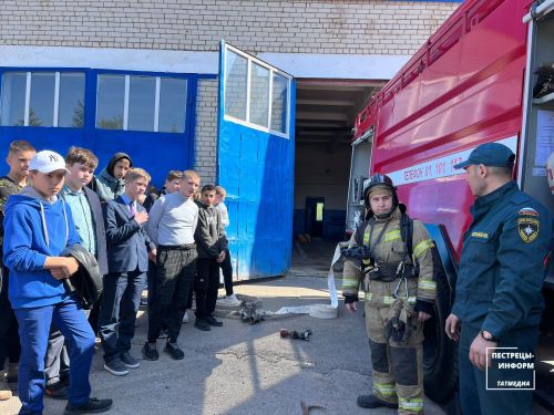 Пестречинские огнеборцы рассказали детям о своей работе