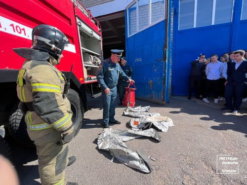 Пестречинские огнеборцы рассказали детям о своей работе