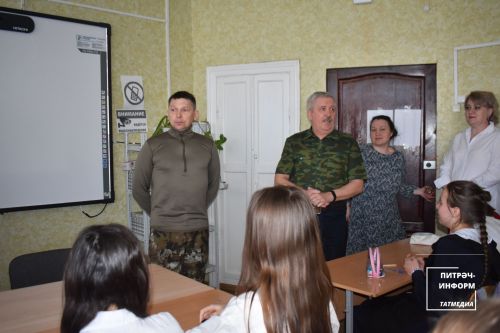 Питрәч районыннан мобилизацияләнгән укытучы үз укучылары белән очрашты