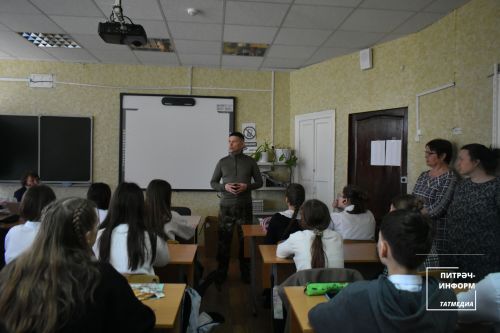 Питрәч районыннан мобилизацияләнгән укытучы үз укучылары белән очрашты