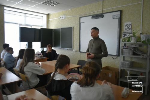 Питрәч районыннан мобилизацияләнгән укытучы үз укучылары белән очрашты