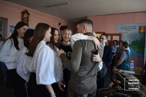 Питрәч районыннан мобилизацияләнгән укытучы үз укучылары белән очрашты
