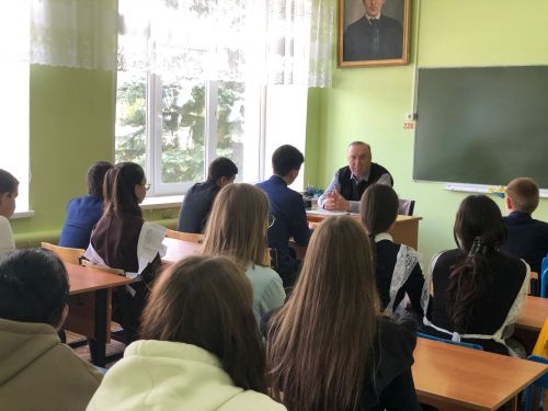 Ученики Конской школы встретились с опытным фотокорреспондентом района