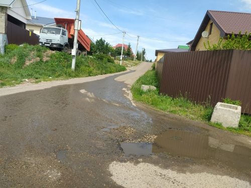 Подписчик пожаловался, что в Пестрецах на дорогу стекает вода