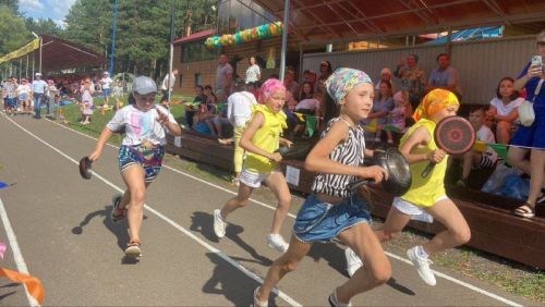 «Сковородошные забеги» являются одним из изюминок фестиваля «Скорлупино»